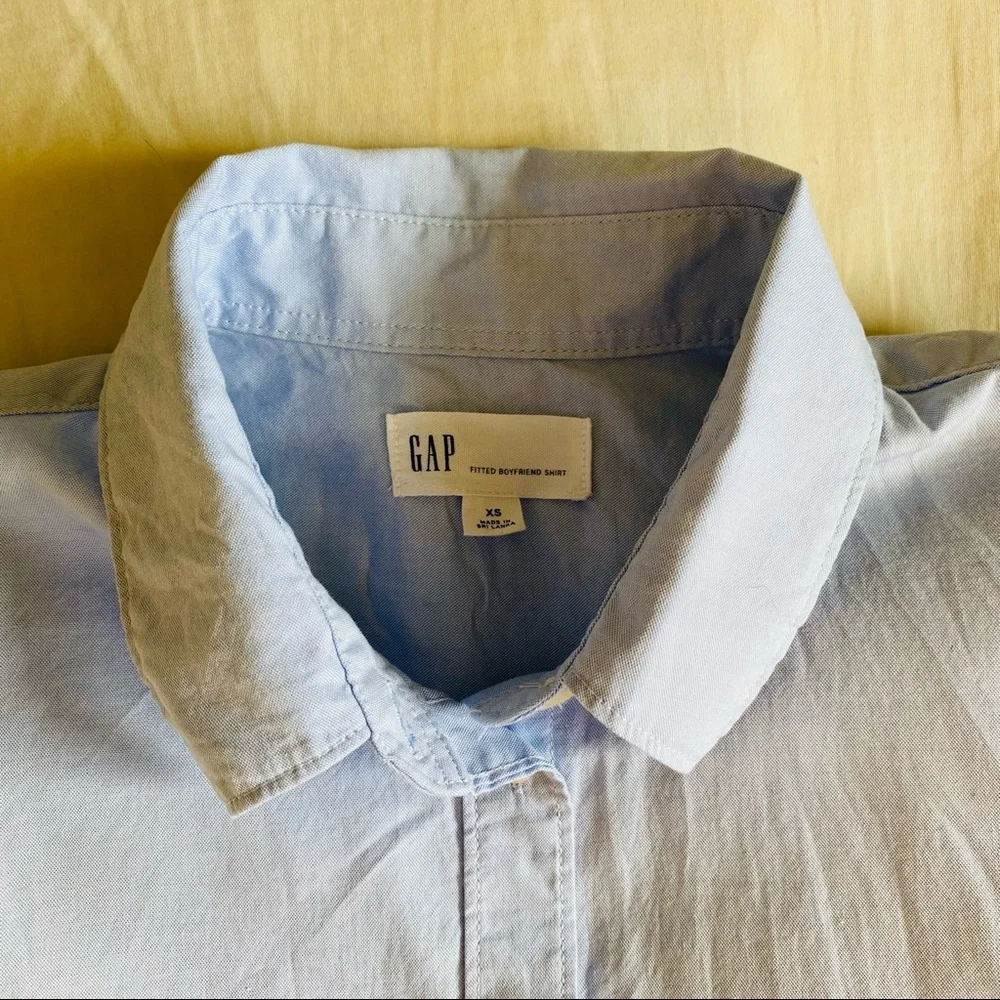 GAP Fitted Boyfriend Shirt - Picture 2 of 5